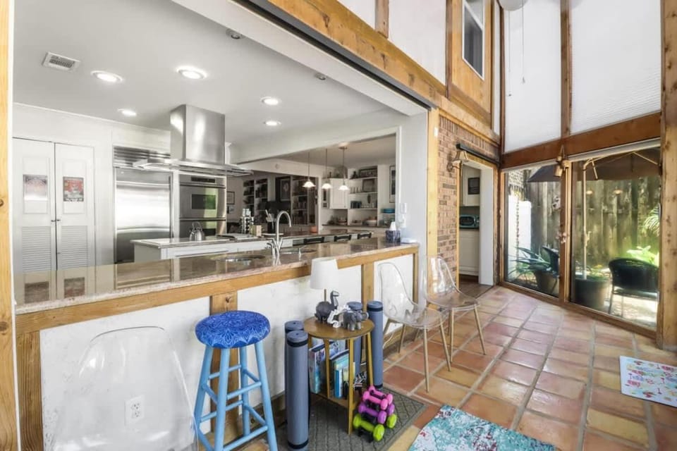 Kitchen or kitchenette, Seating area, oven, kitchen