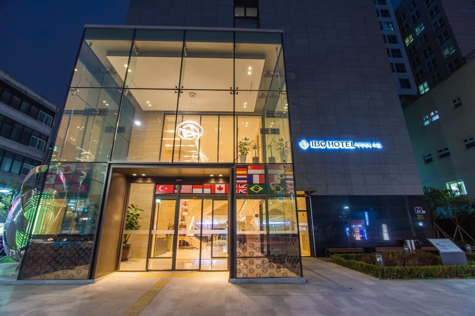 Facade/entrance