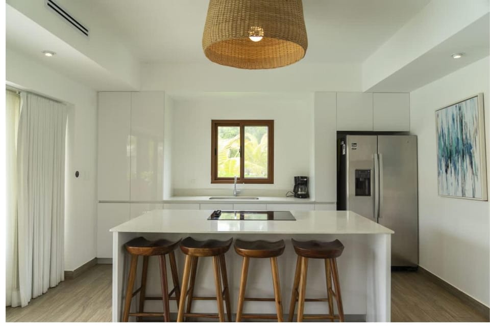 Kitchen or kitchenette, minibar