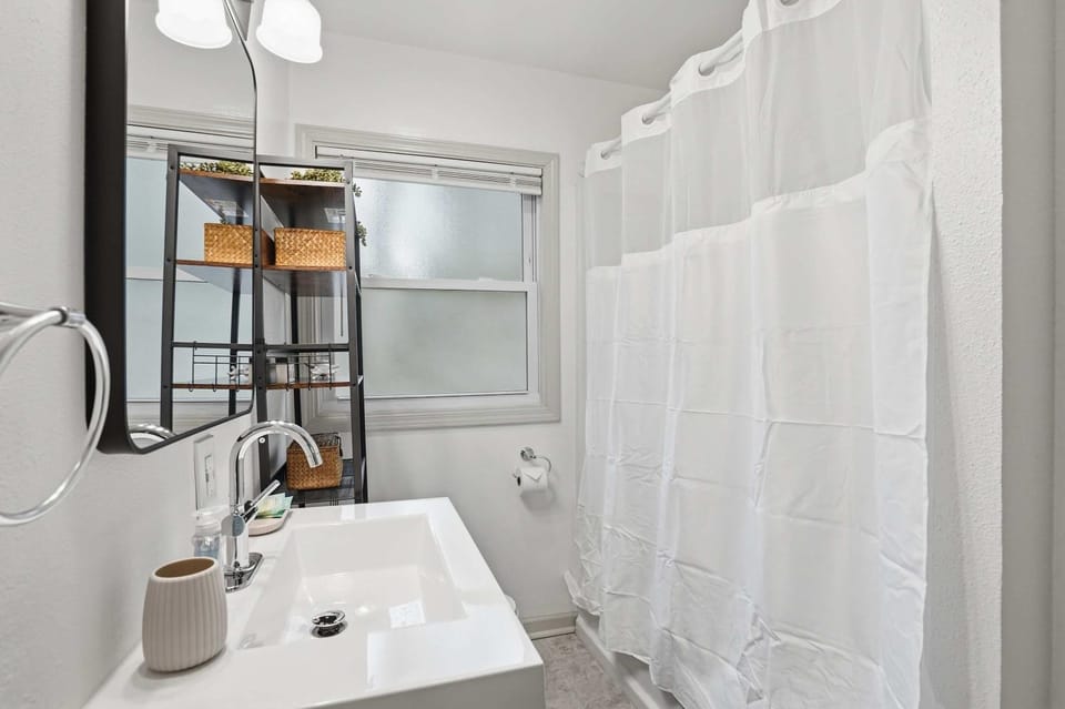 Madison Gem 2BR Family Home with Washer&Dryer AC Parking House in Madison