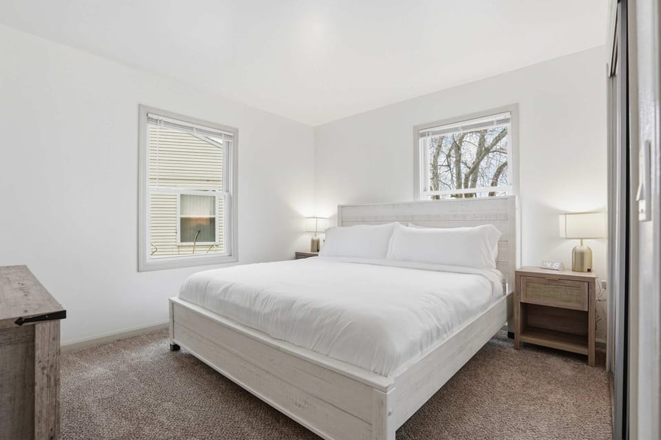 Madison Gem 2BR Family Home with Washer&Dryer AC Parking House in Madison