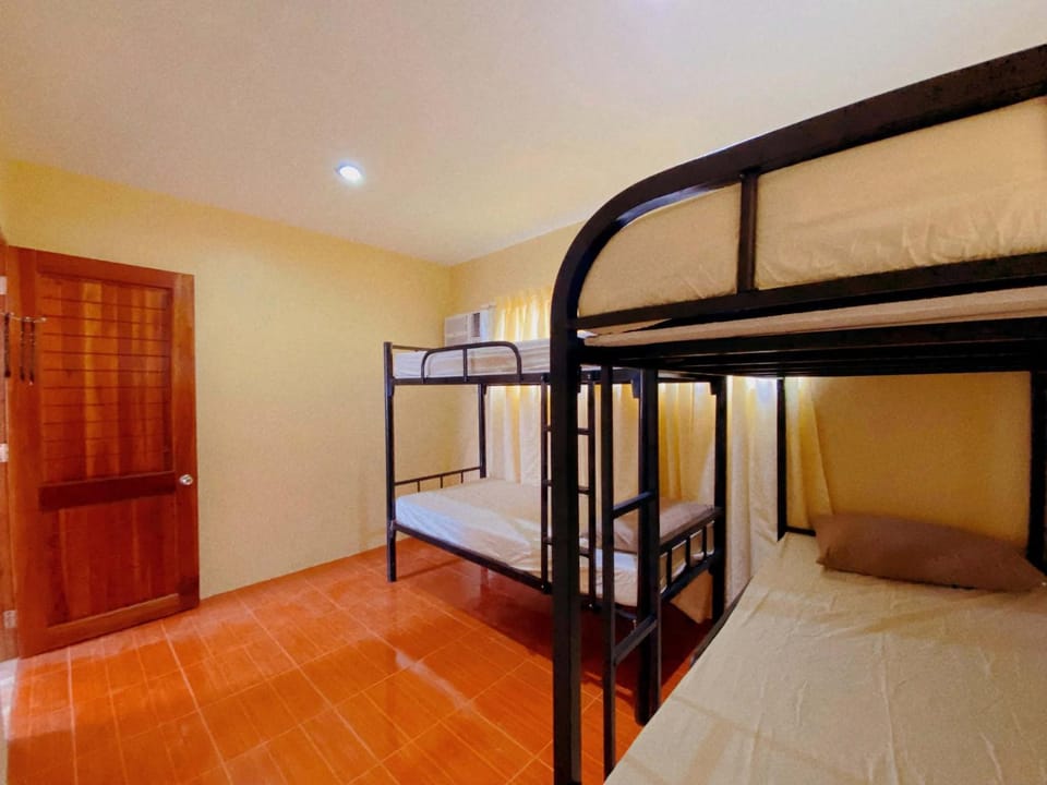 Bedroom, bunk bed