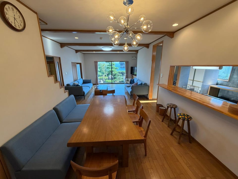 Kitchen or kitchenette, Living room, Seating area, Dining area