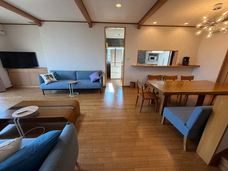TV and multimedia, Coffee/tea facilities, Kitchen or kitchenette, Living room, Seating area, Dining area