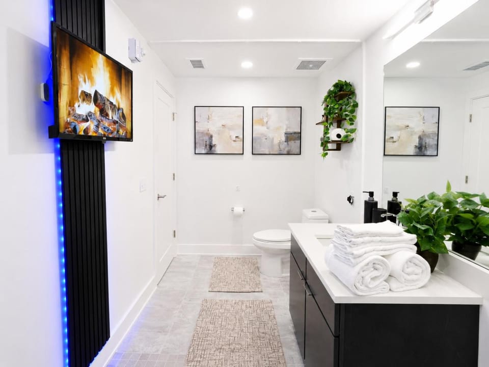 Shower, Bathroom, TV and multimedia, towels