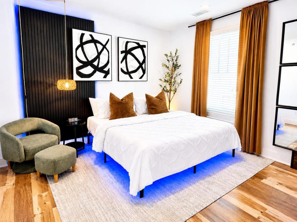 Bed, Photo of the whole room, Seating area, Bedroom
