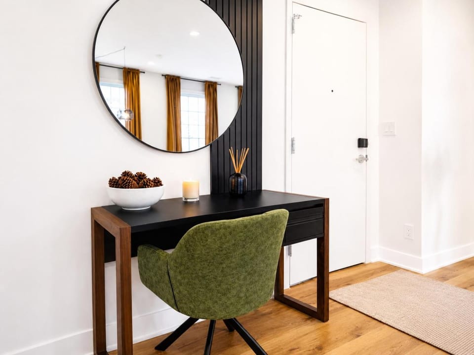 The Opal Suite with Keyless Entry and Smoke Free Atmosphere Apartment in Buckhead