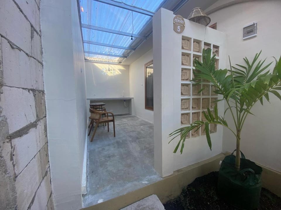 Property building, Balcony/Terrace, Kitchen or kitchenette, Dining area