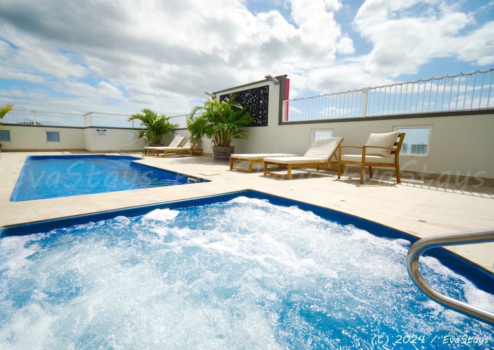 Privately Owned Apartment 'Tropical Sunsets Studio' in Cairns City Apartment in Cairns