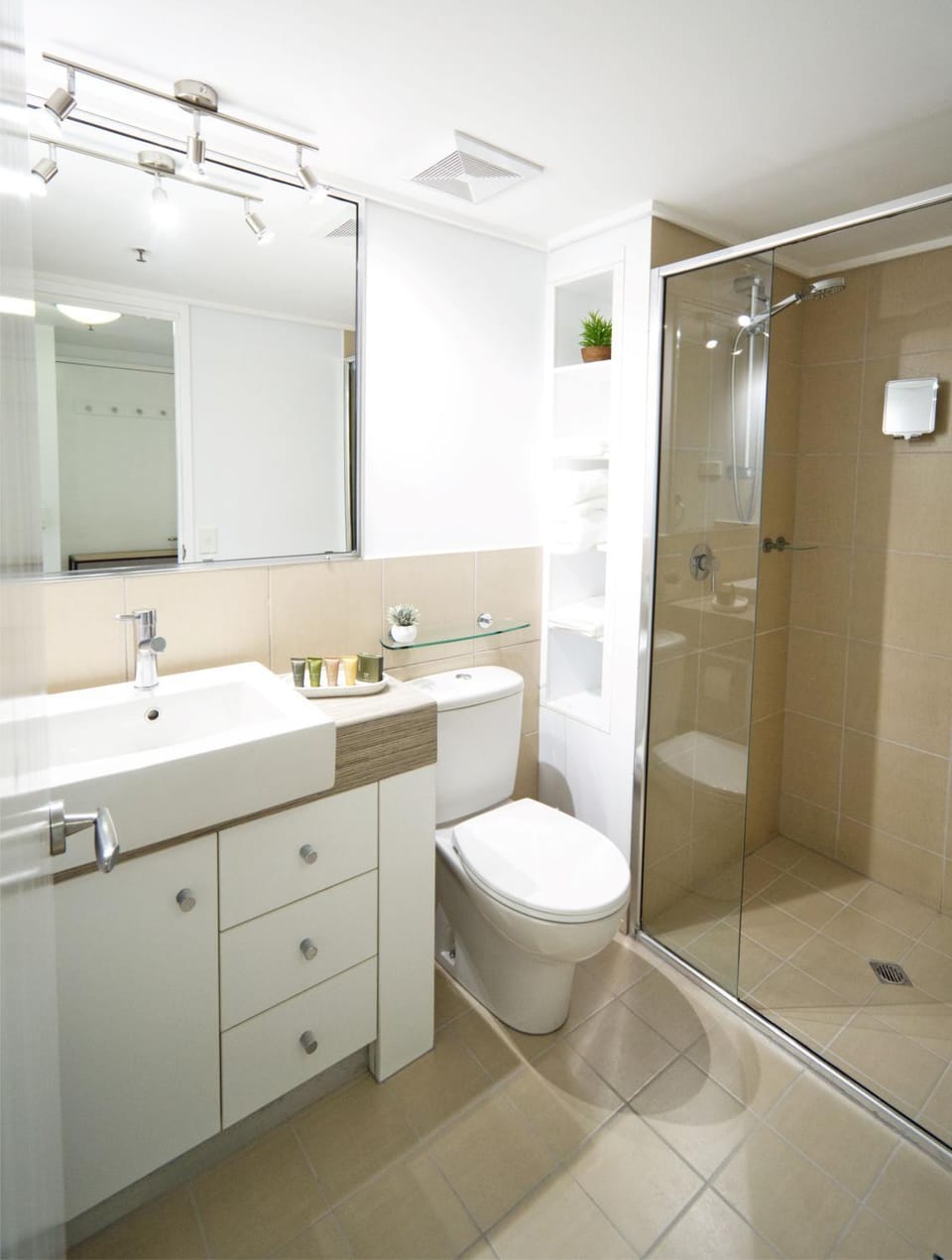 Privately Owned Apartment 'Tropical Sunsets Studio' in Cairns City Apartment in Cairns