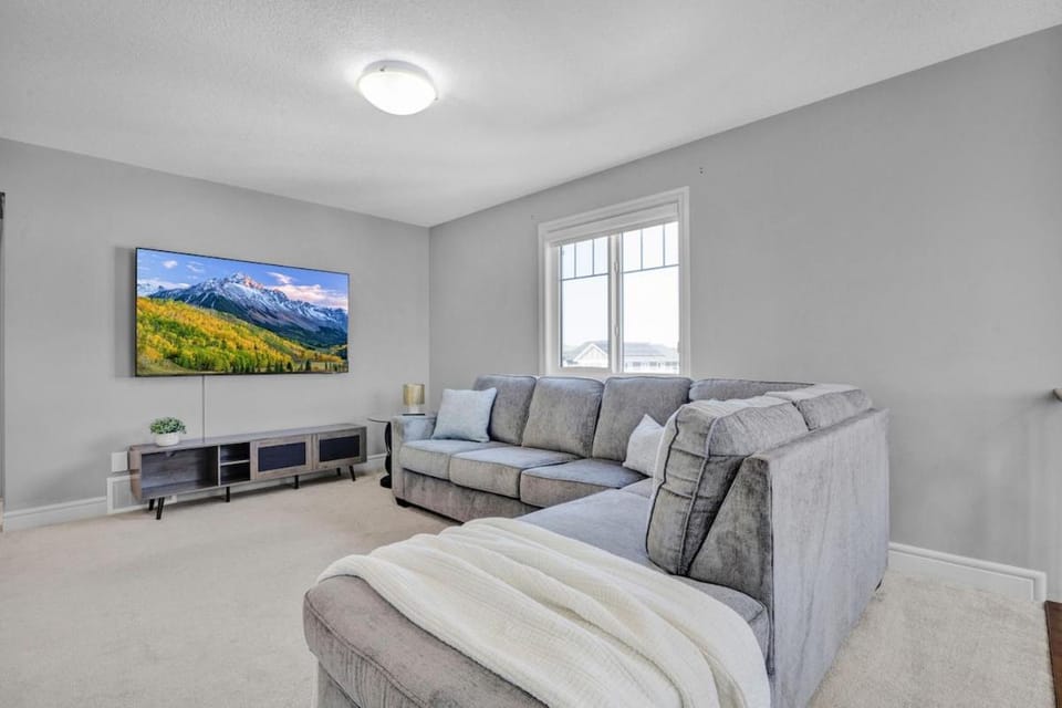 South Edmonton Family Home - 3 king Beds & AC House in Edmonton