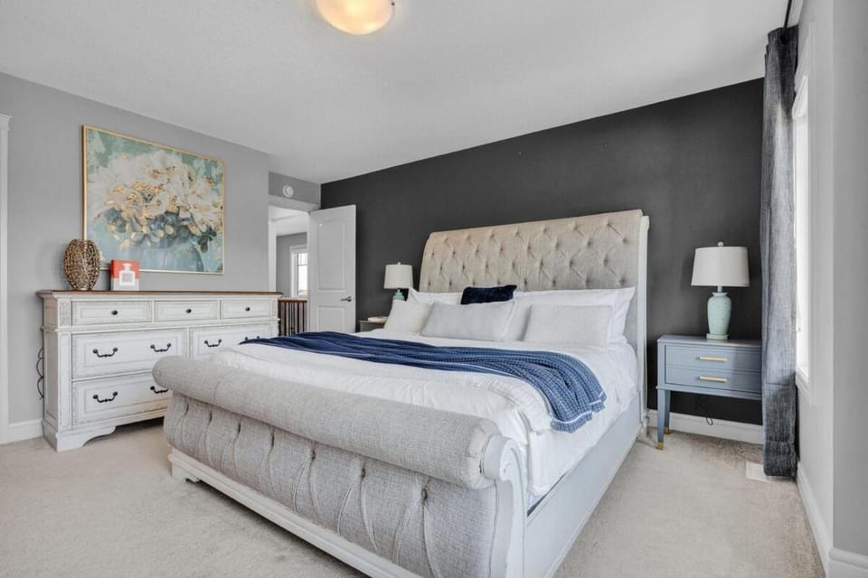 South Edmonton Family Home - 3 king Beds & AC House in Edmonton