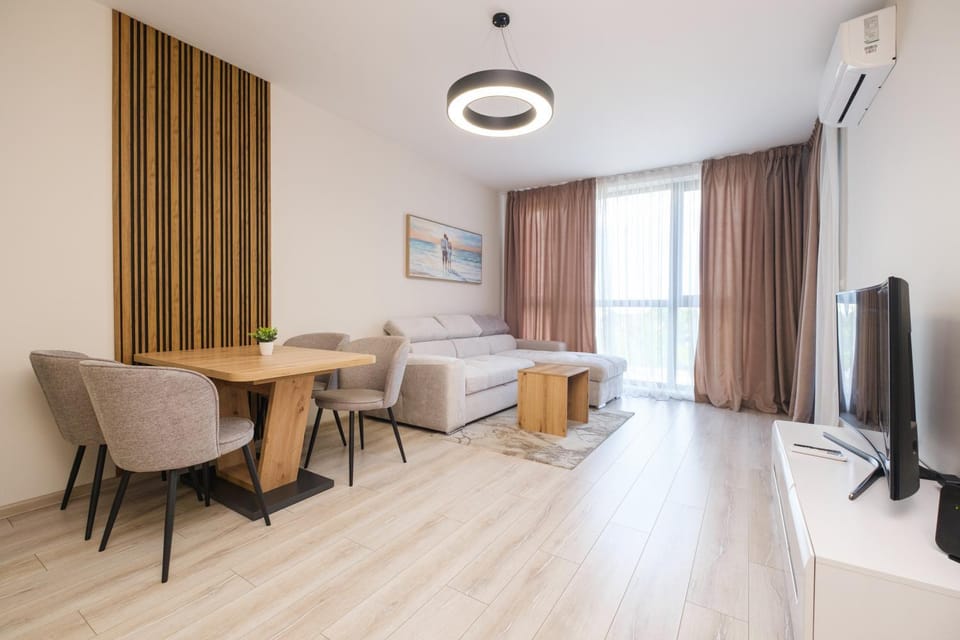 TV and multimedia, Living room, Photo of the whole room, Seating area, Dining area, Evening entertainment, internet, air conditioner