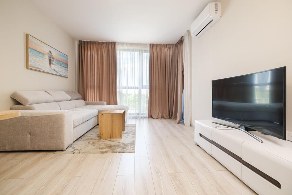 TV and multimedia, Living room, Photo of the whole room, Seating area, Evening entertainment, air conditioner
