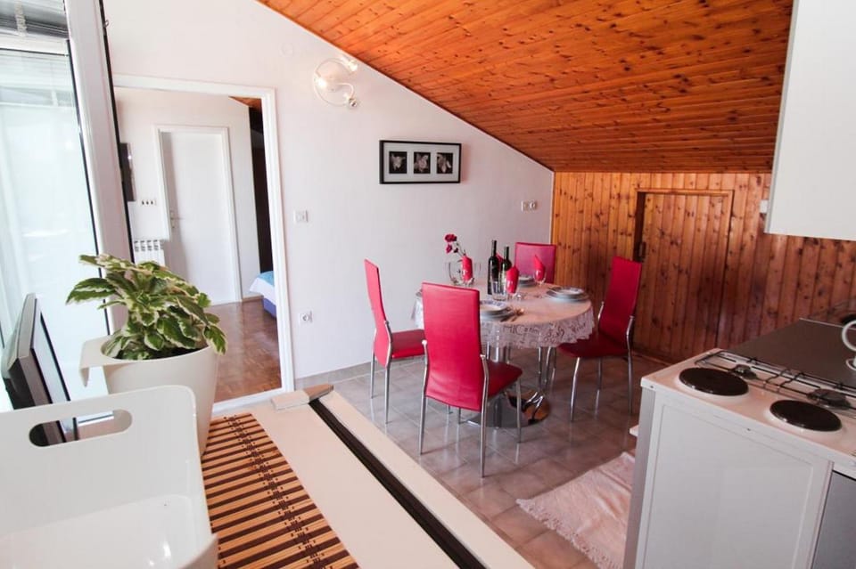 Kitchen or kitchenette, Dining area