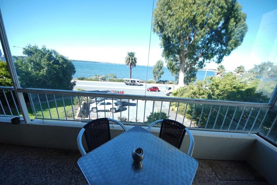 Blue Boat House View Apartment in Perth