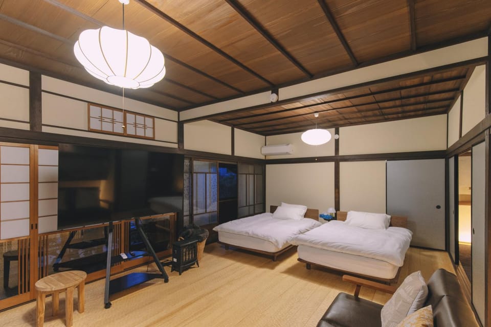 Bed, TV and multimedia, Bedroom