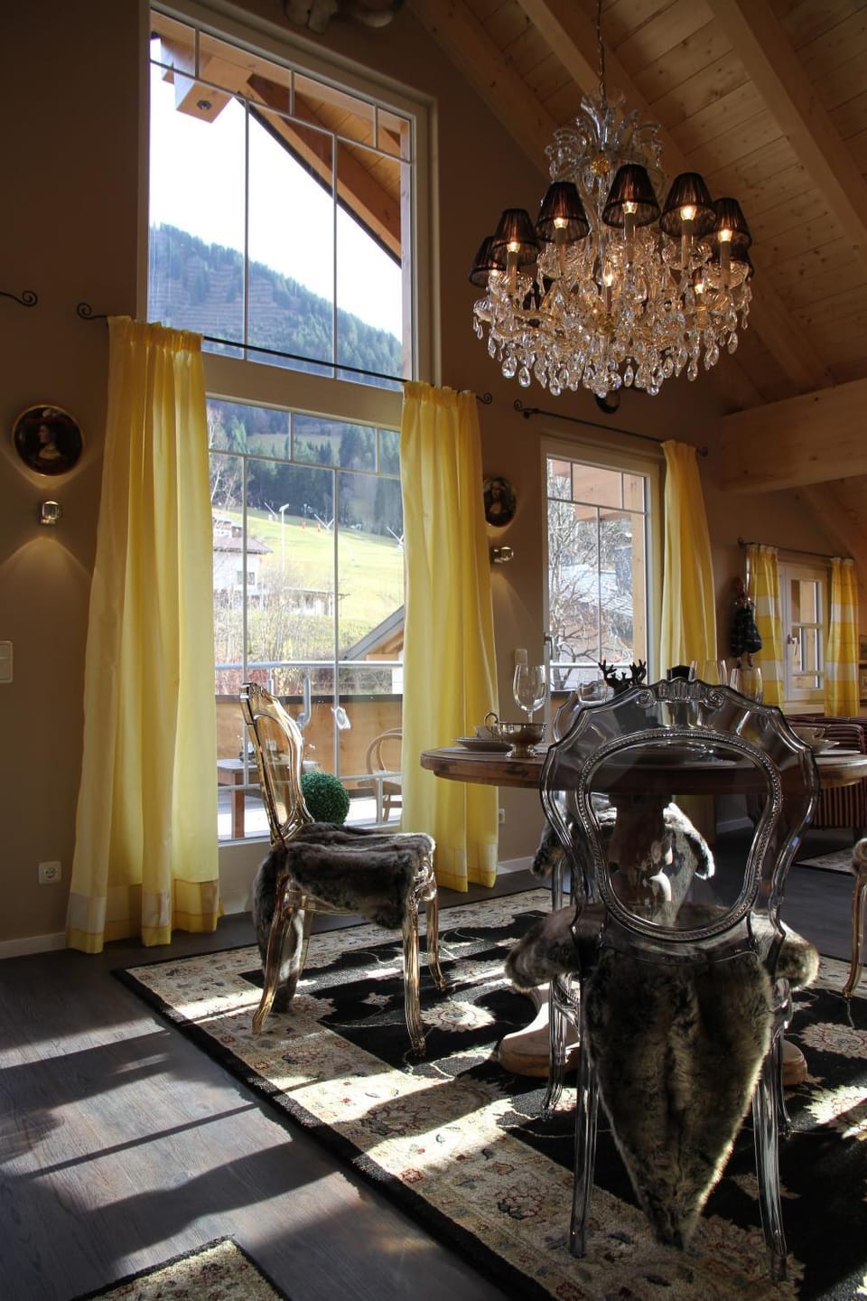 Living room, Dining area, Mountain view