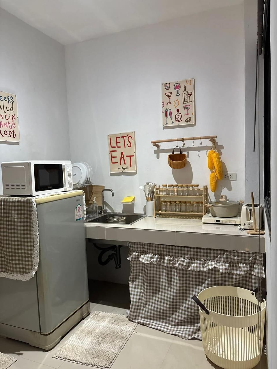 microwave, stove, kitchen