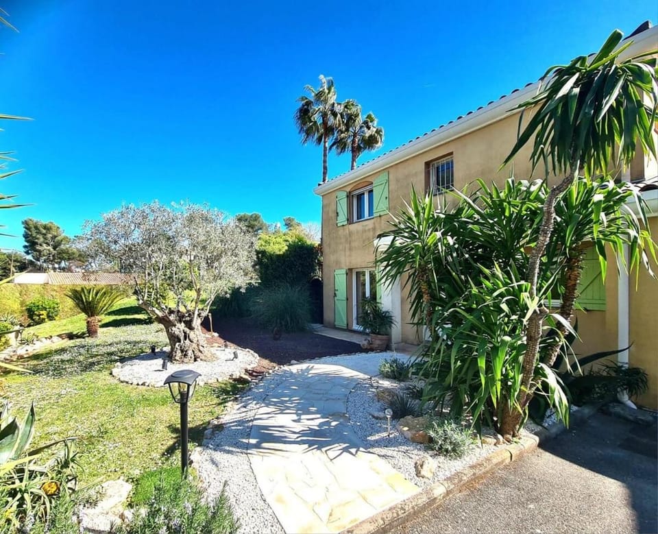 Villa d' Antibes avec piscine dans Residence House in Antibes