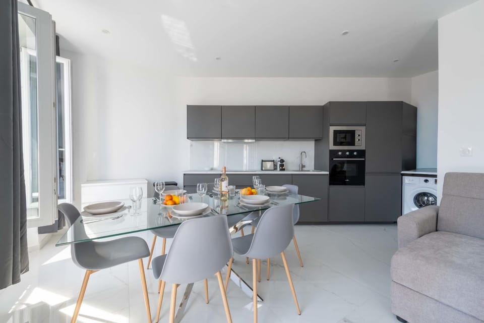 Kitchen or kitchenette, Dining area, dishwasher, stove, toaster, washing machine
