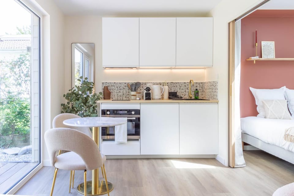 Kitchen or kitchenette, Dining area, Bedroom, oven, stove, toaster