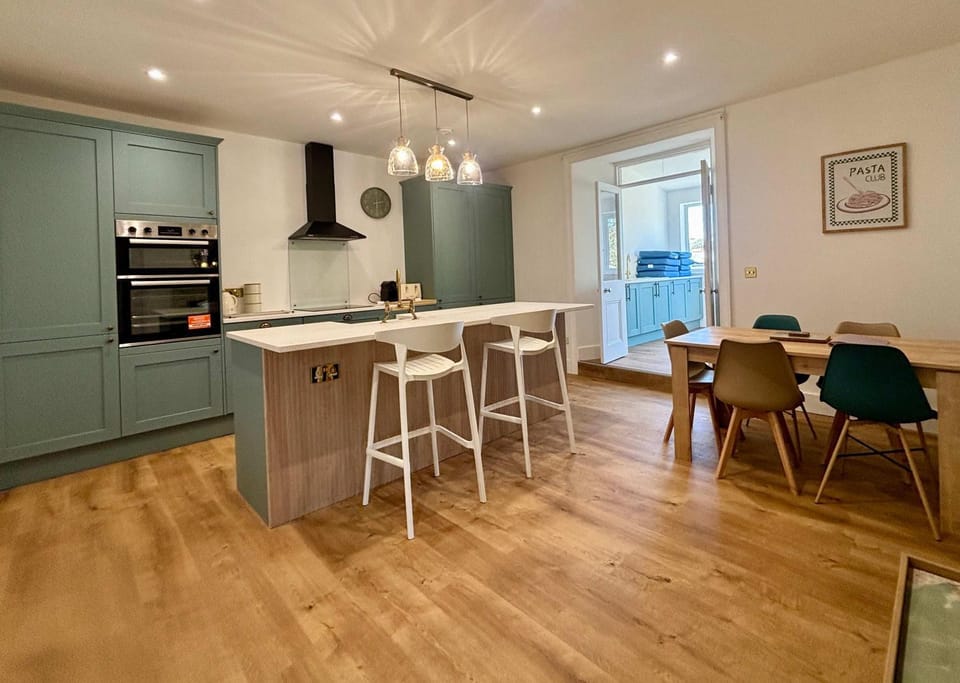 Kitchen or kitchenette, Dining area, dishwasher, oven, stove