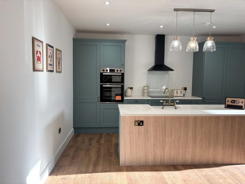 Kitchen or kitchenette, dishwasher, stove