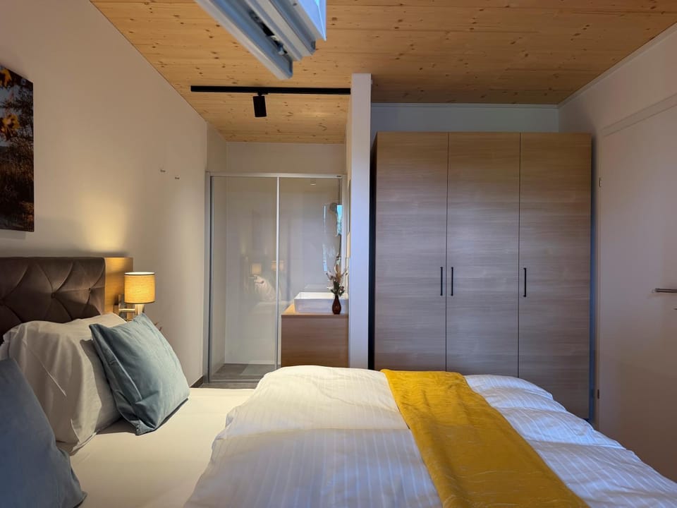 Shower, Bedroom