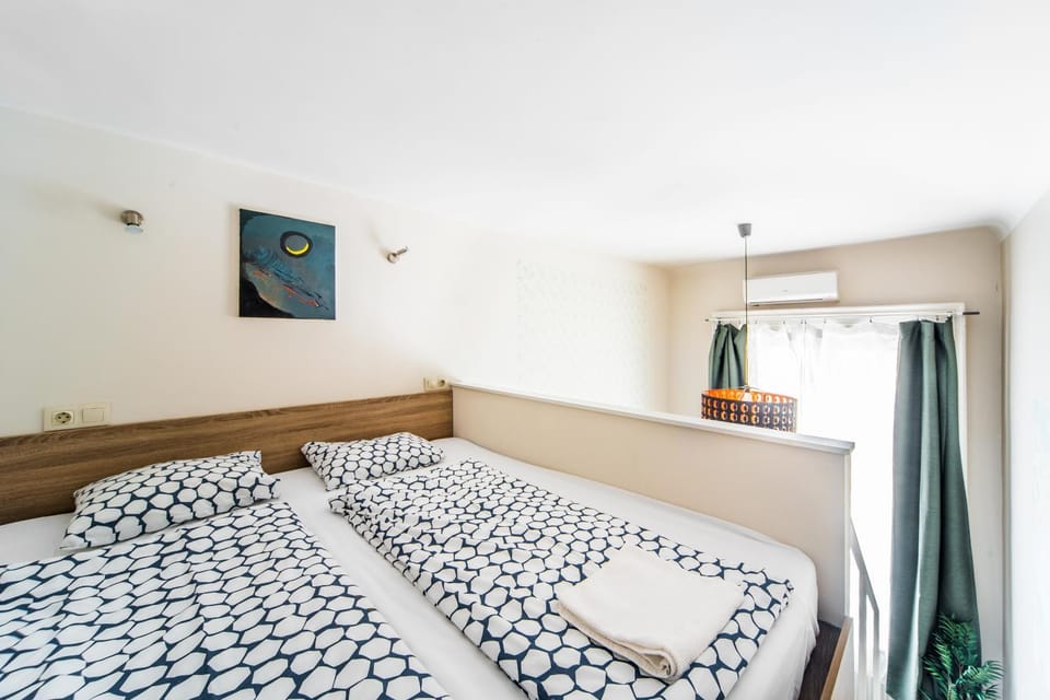 Bed, Photo of the whole room, Bedroom, air conditioner