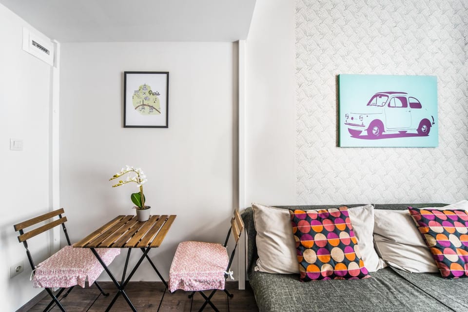 Bed, Living room, Photo of the whole room, Dining area