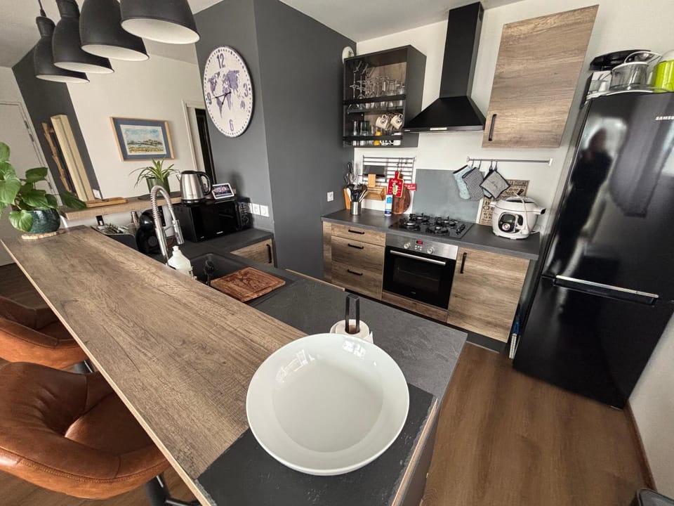Coffee/tea facilities, Kitchen or kitchenette, oven, stove
