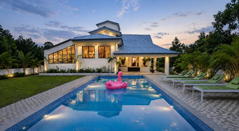 Property building, Patio, Day, Natural landscape, Garden, Garden view, Pool view, Swimming pool, sunbed