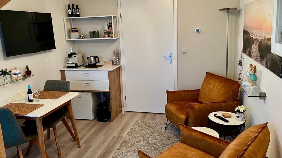TV and multimedia, Seating area, Dining area