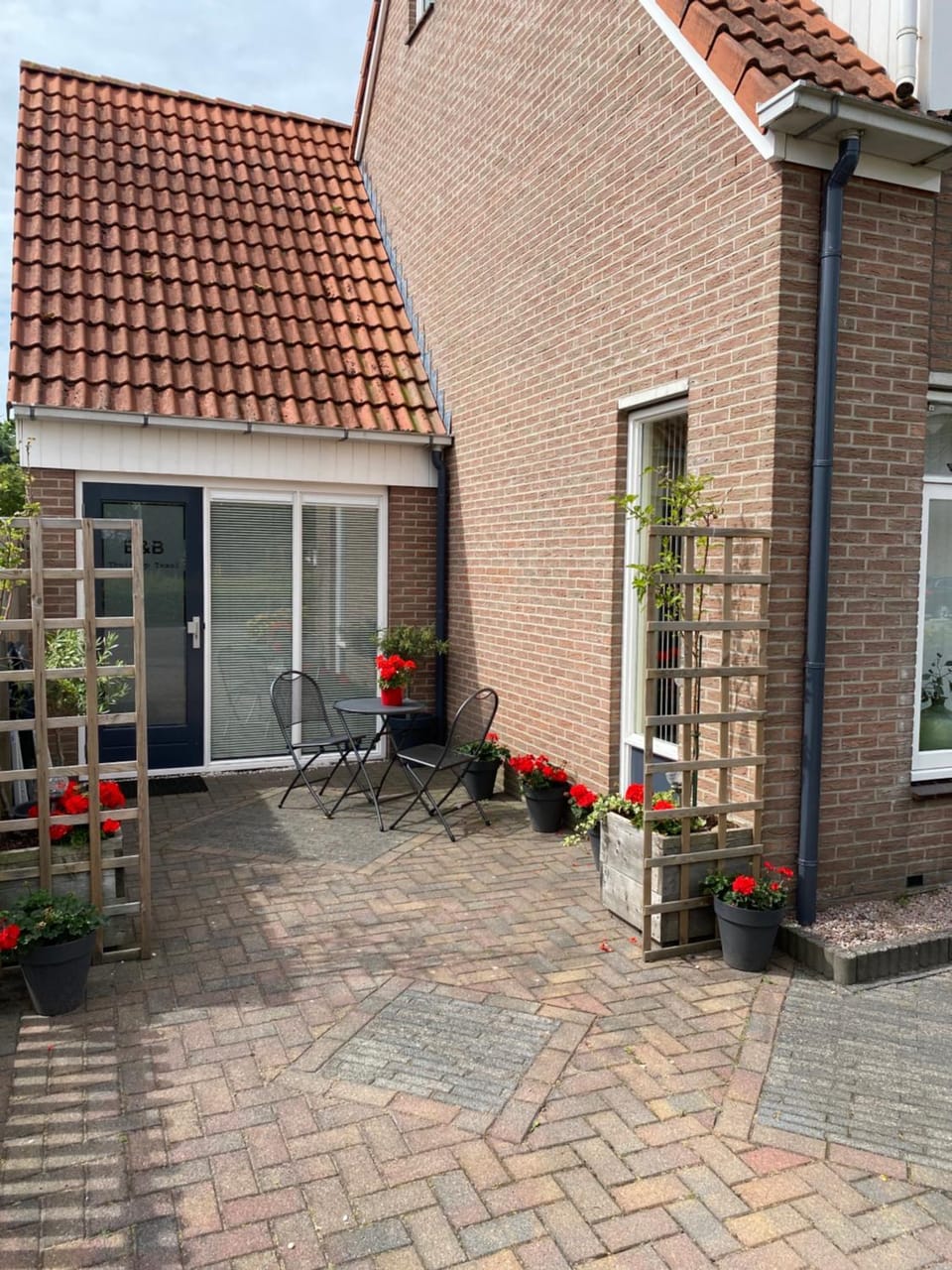 Property building, Day, Balcony/Terrace