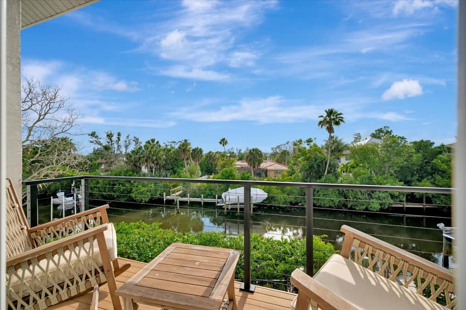 Canal-Front Sleeps 10 Pool Spa & Private Dock House in Siesta Beach