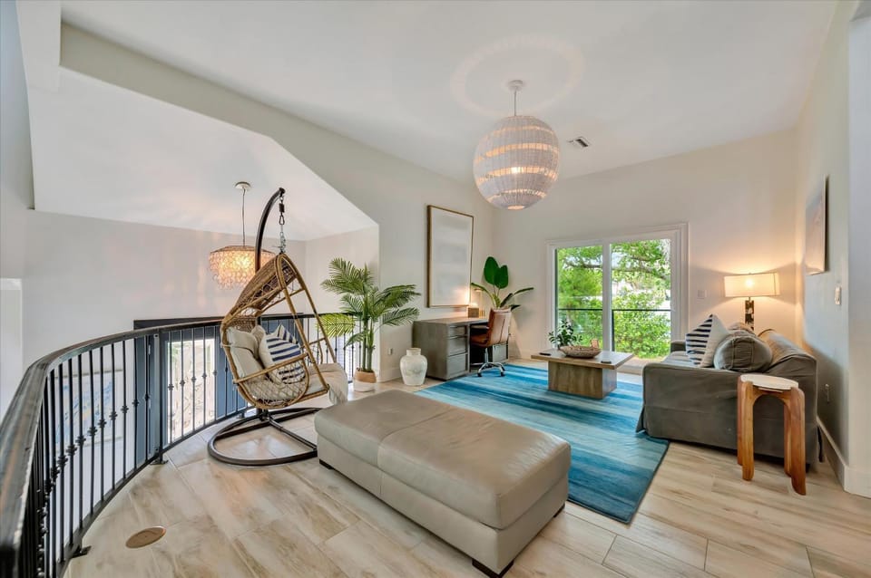 Canal-Front Sleeps 10 Pool Spa & Private Dock House in Siesta Beach