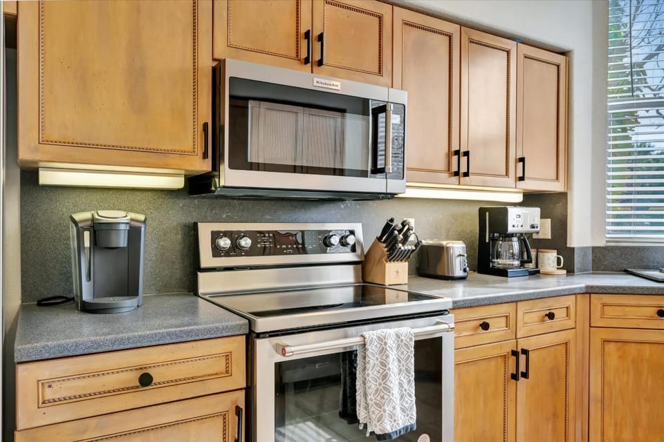Canal-Front Sleeps 10 Pool Spa & Private Dock House in Siesta Beach