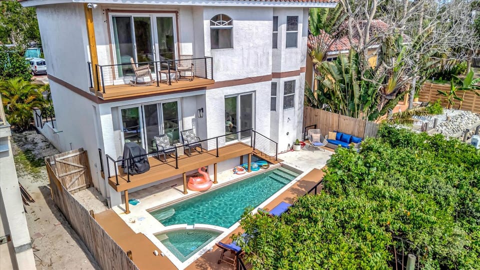 Canal-Front Sleeps 10 Pool Spa & Private Dock House in Siesta Beach