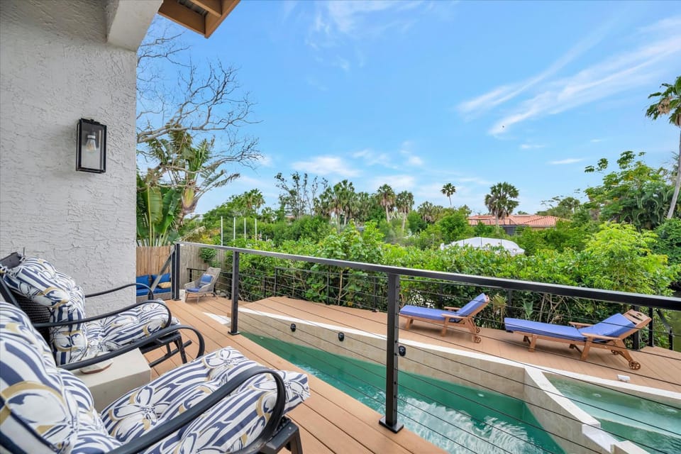 Canal-Front Sleeps 10 Pool Spa & Private Dock House in Siesta Beach