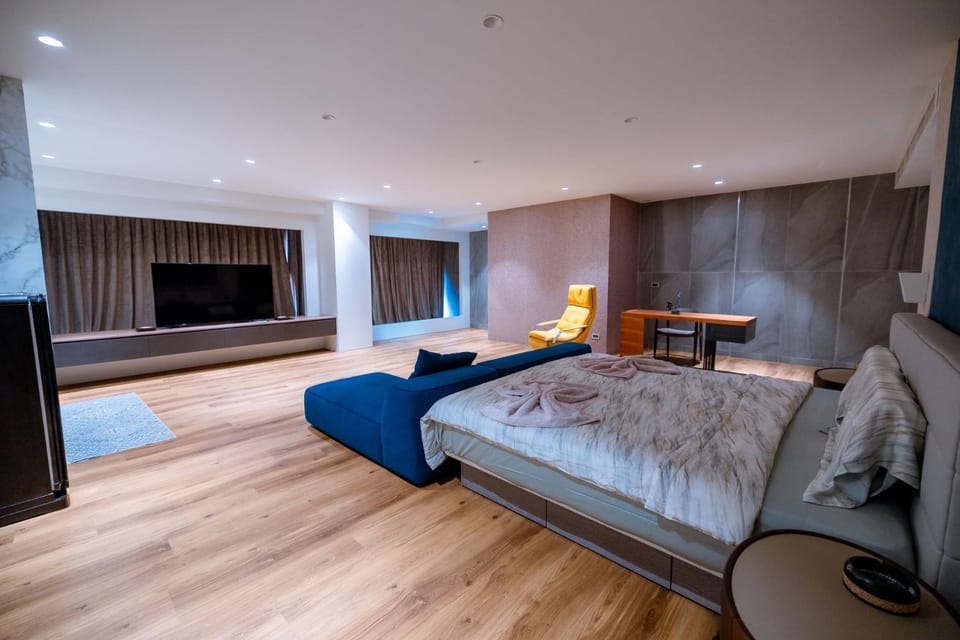 Bed, Property logo or sign, TV and multimedia, Photo of the whole room, Decorative detail, Garden view