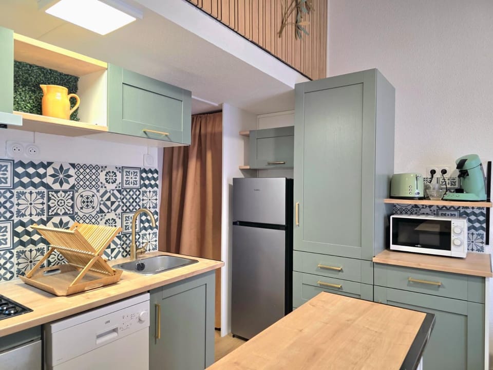 Coffee/tea facilities, dishwasher, heating, microwave, oven, stove, toaster, washing machine, kitchen, air conditioner