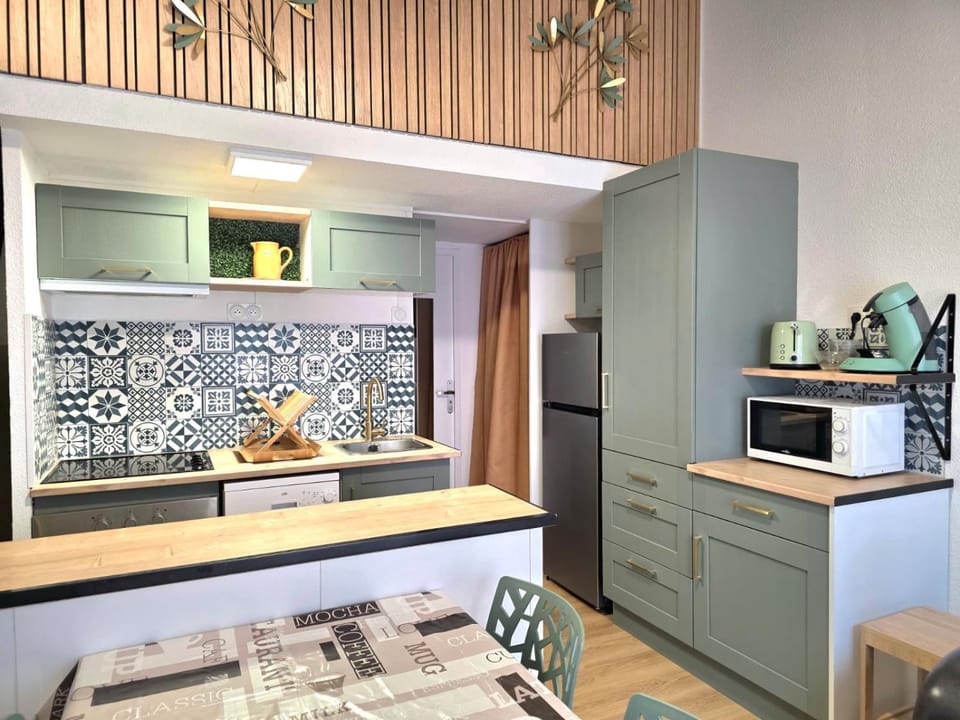Coffee/tea facilities, dishwasher, heating, microwave, oven, stove, toaster, washing machine, kitchen, air conditioner