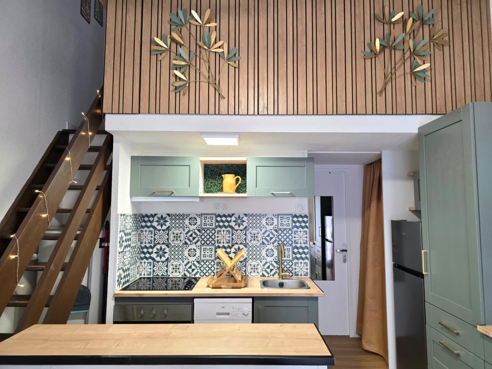Coffee/tea facilities, dishwasher, heating, microwave, oven, stove, toaster, washing machine, kitchen, air conditioner