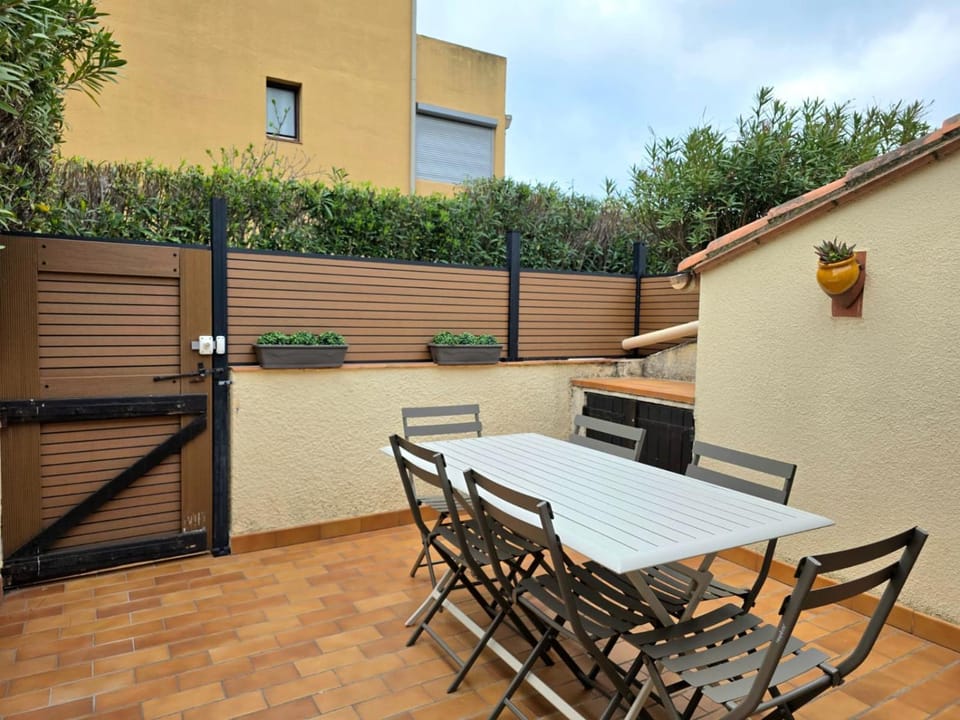 Patio, Balcony/Terrace, Dining area, Beach, furniture