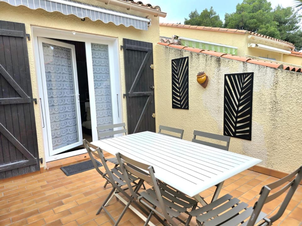 Patio, Day, Balcony/Terrace, Dining area