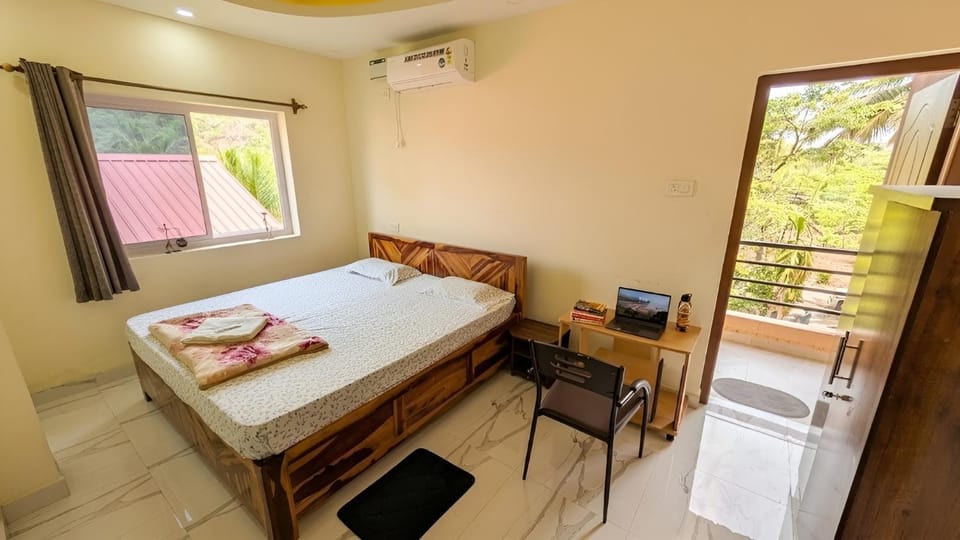 Photo of the whole room, Bedroom