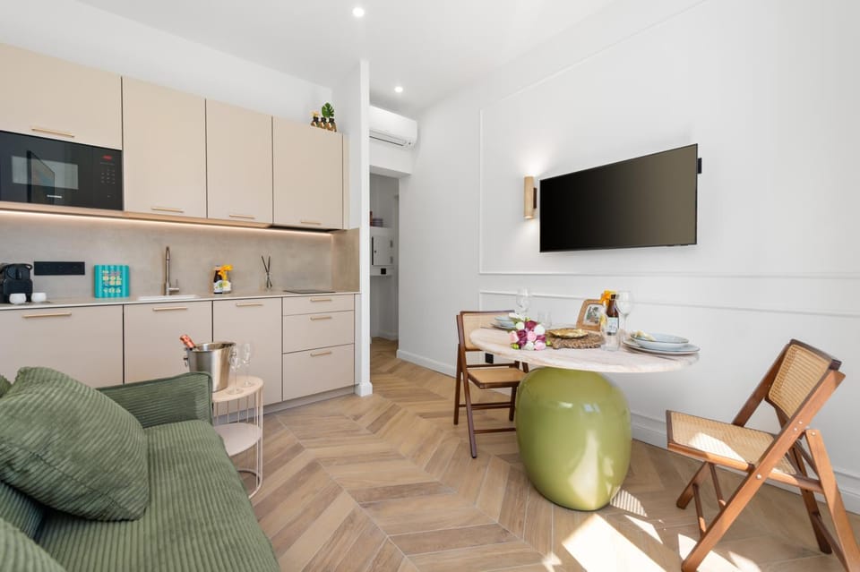 Communal lounge/ TV room, Living room, Seating area, stove, kitchen
