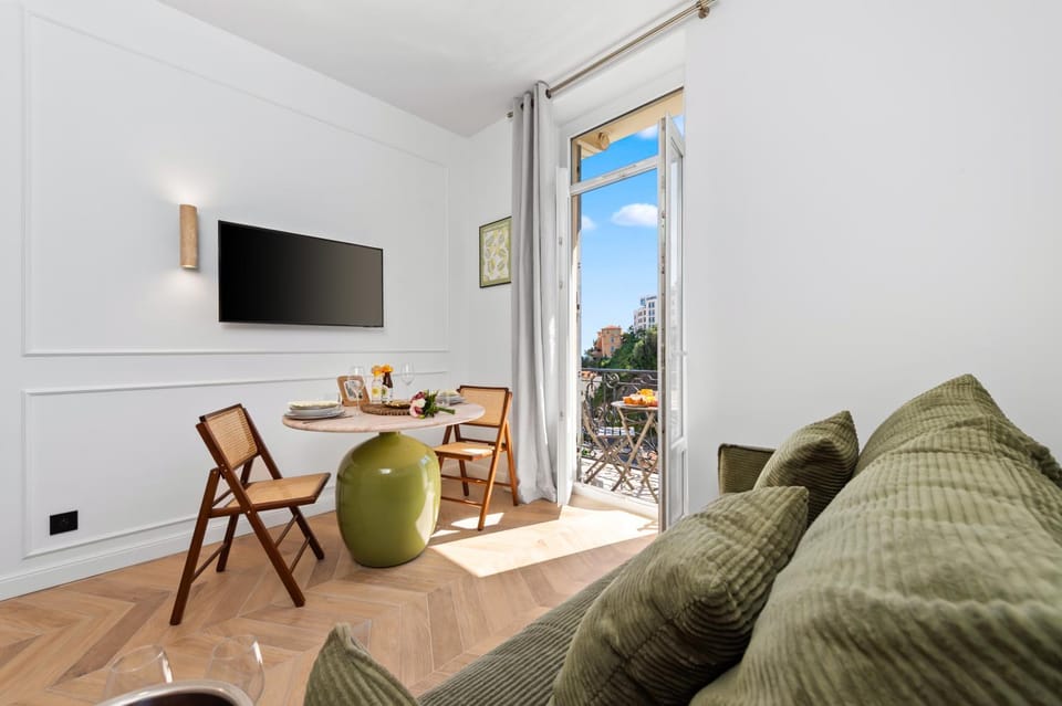 Communal lounge/ TV room, TV and multimedia, Living room, Seating area, Dining area, air conditioner