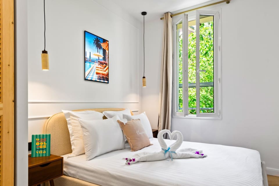 Bed, Photo of the whole room, Decorative detail, Bedroom, air conditioner